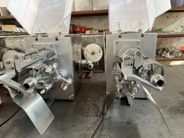 Automatische Milchbeutelverpackungsmaschine kann den Vorgang des Beutels machen, füllen, versiegeln und schneiden.